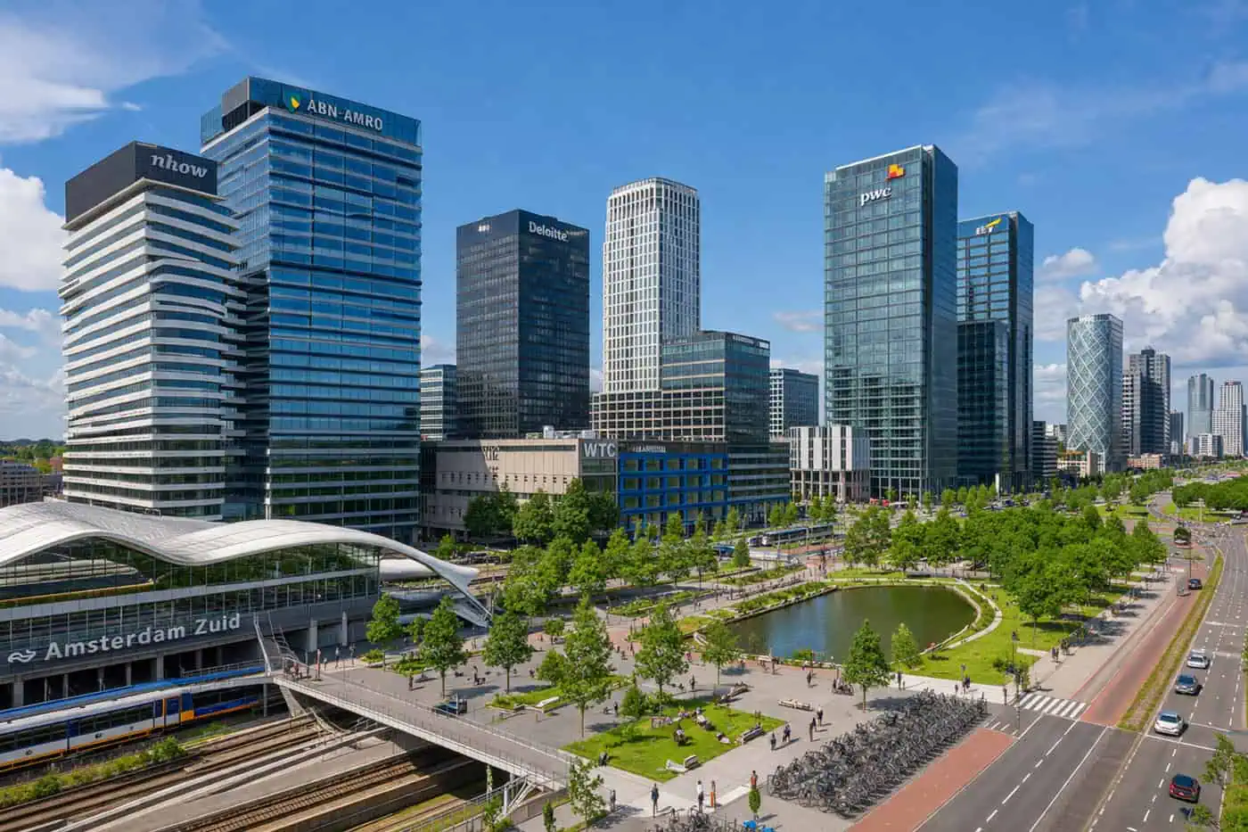 Luchtfoto van de Amsterdamse Zuidas met wolkenkrabbers van juridische en financiële instellingen bij station Amsterdam Zuid, illustratie bij het collectief voor gendergelijkheid in de juridische sector